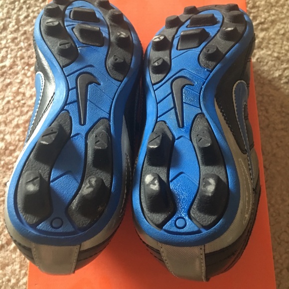 Nike Soccer Cleats - Picture 3 of 4